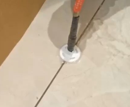 昆山瓷砖空鼓维修公司专业解答瓷砖在铺贴过程中，如果没有涂抹均匀到位的粘结材料（如水泥砂浆或瓷砖胶），可能会导致以下问题